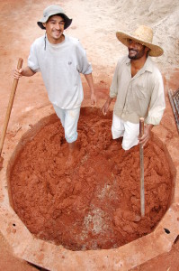 2-amassando-barro-para-construcao